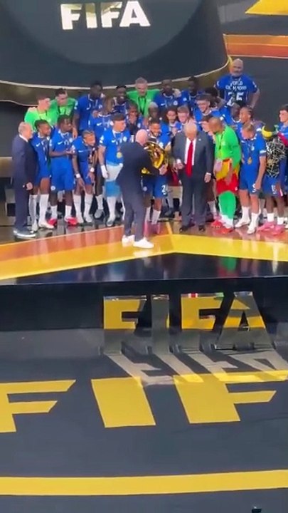 🇺🇸 Trump ne voulait pas sortir pendant que Chelsea célébrait avec le trophée de vainqueur de la coupe de monde des clubs de football.