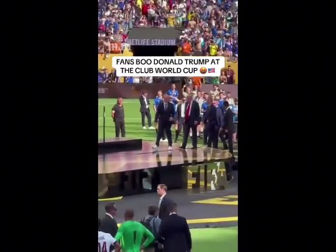 🇺🇸 Donald Trump a été hué à deux reprises lors de la finale de la Coupe du monde de la FIFA, sur un jumbotron pendant l’hymne américain et lors de la présentation du trophée.