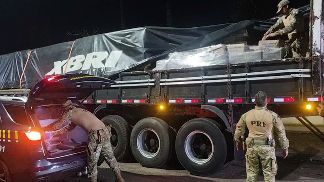 PRF realiza grande apreensão de maconha em caminhão na BR-277