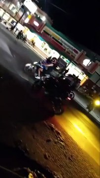 Motociclistas colisionan con rastra durante ‘piques’ en Cortés