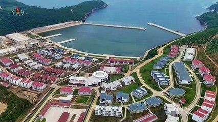 Estimado camarada Kim Jong Un inspeciona campo de construção da Empresa de Maricultura do condado de Rakwon