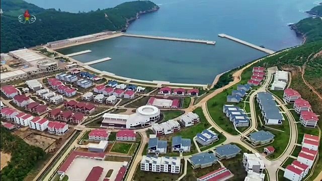 Estimado camarada Kim Jong Un inspeciona campo de construção da Empresa de Maricultura do condado de Rakwon