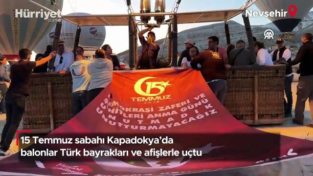 15 Temmuz sabahı Kapadokya'da balonlar Türk bayrakları ve afişlerle uçtu