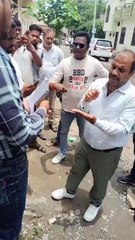 महापौर राकेश पाठक जेईएन पर बरसे, जनता की खातिर... हाथ जोड़े व पैर पकड़े