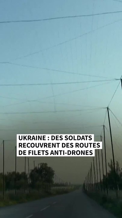 Ukraine : des soldats recouvrent des routes de filets anti-drones