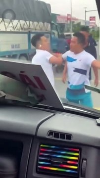 Video ghi lại cảnh chiếc Limousine bks 14K 031.00 đã vượt lên ép 1 xe khác tại vị trí Cấm Vượt và ném 1 chai nước vào trong xe .. Sau đó thì..2 đánh 1..Vụ việc xảy ra trên địa bàn Bắc Ninh. Hiện lxe bị đánh đã nằm viện điều trị ..chi