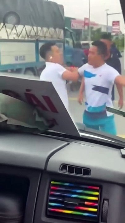 Video ghi lại cảnh chiếc Limousine bks 14K 031.00 đã vượt lên ép 1 xe khác tại vị trí Cấm Vượt và ném 1 chai nước vào trong xe .. Sau đó thì..2 đánh 1..Vụ việc xảy ra trên địa bàn Bắc Ninh. Hiện lxe bị đánh đã nằm viện điều trị ..chi