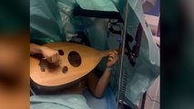 Genç müzisyen, beyin ameliyatı sırasında ud çaldı
