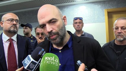 «Mi hanno rubato la vita». Le lacrime di Saviano dopo le condanne a boss e avvocato che lo minacciarono