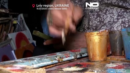 Ukraynalı sanatçı, askerlere moral için mühimmat kutularına dini ikonlar resmediyor