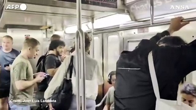 New York colpita da piogge torrenziali, la metro finisce sott'acqua