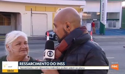 Repórter da NSC é interrompido por senhora pedindo para artravessar a rua e momento viraliza