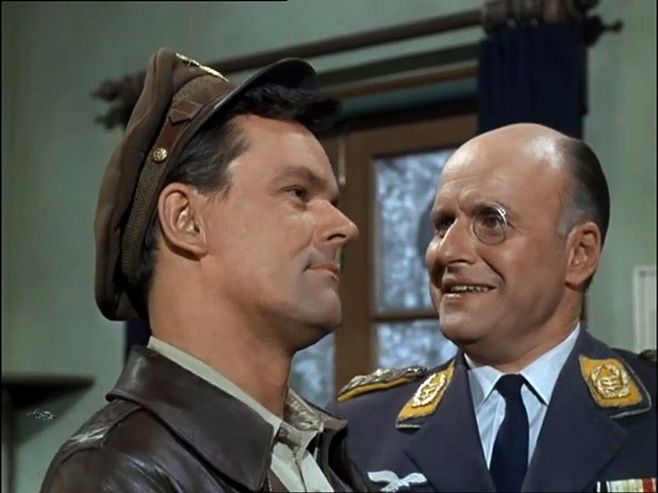 Ein Käfig Voller Helden S1 E03 - Kommandant des Jahres