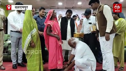 आदिवासियों को चरण पादुका, सांसद ने खुद पहनाए जूते