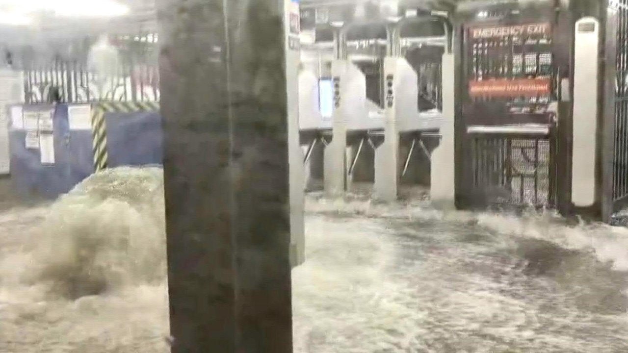 Sturzregen setzt New Yorker U-Bahn unter Wasser