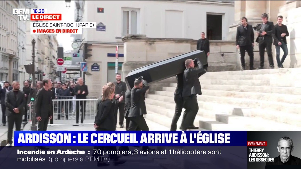 Obsèques de Thierry Ardisson: l'arrivée du cercueil sous les applaudissements