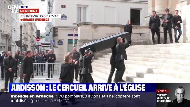 Obsèques de Thierry Ardisson: l'arrivée du cercueil sous les applaudissements