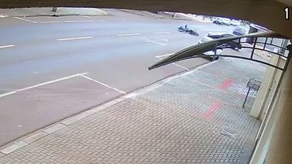 Câmera registra acidente que deixou motociclista ferido no Claudete