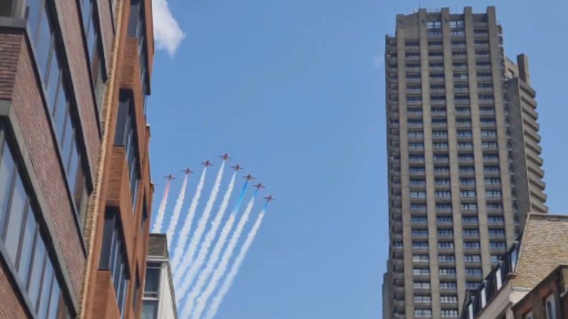 Woman films striking view of Red Arrows passing during Trooping the Colour 2025