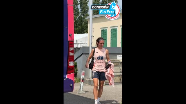 Aitana Bonmatí con fans españolas que han viajado a lausana para ver la eurocopa