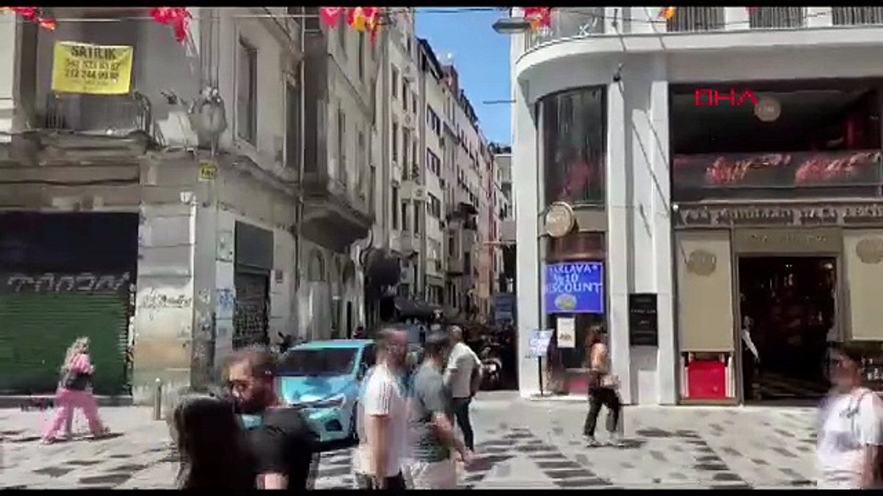 Taksim'de nostaljik tramvaya otomobil çarptı