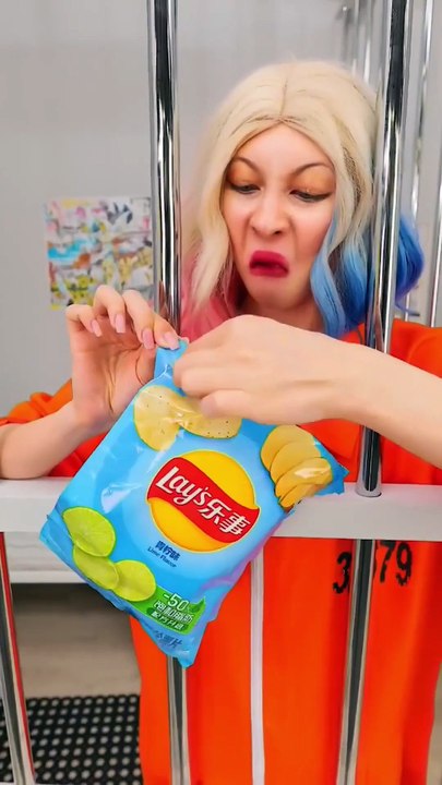 Il y a quelque chose de caché dans le sac de chips ?! 😲🍟 #surprise #fun