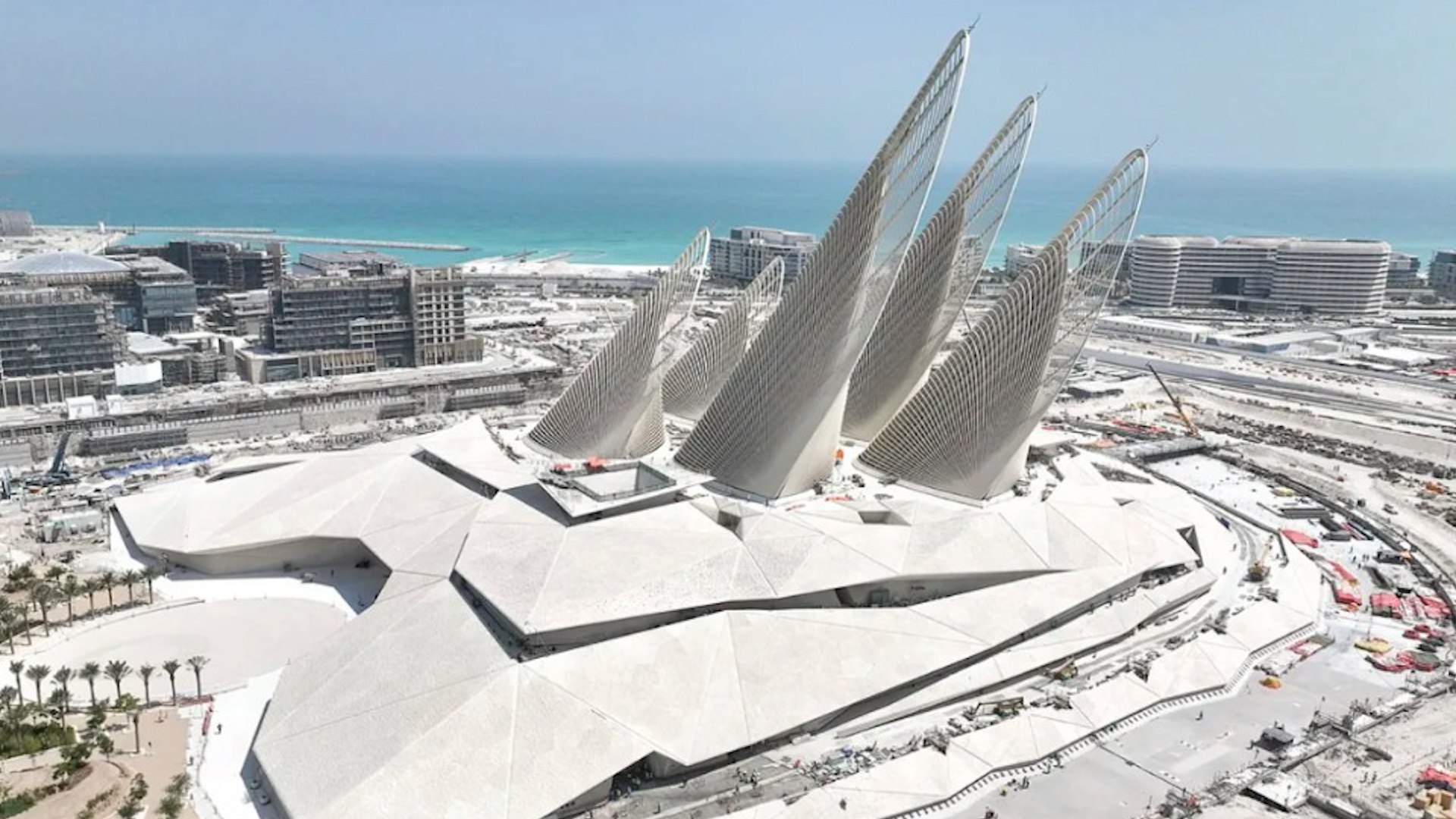 El Gran Museo Egipcio ha retrasado su inauguraci�n final debido a la guerra de Gaza. Actualmente se encuentra abierto parcialmente y cada d�a acuden unas 4.000 personas para visitar el que se convertir� en el mayor recinto de arte del planeta. Actualmente este t�tulo lo tiene el museo del Louvre, pero el egipcio una vez finalizado lo superar� y se convertir� en una aut�ntica ciudadela de arte egipcio. Por otro lado en Abu Dhabi s� est� prevista la inauguraci�n del colosal edificio del museo Zayed, firmado por el estudio de Norman Foster. Mientras Occidente ha representado siempre el centro del mercado del arte, parece que nuevos polos perif�ricos tratar�n de rivalizar con los grandes nombres de las capitales europeas