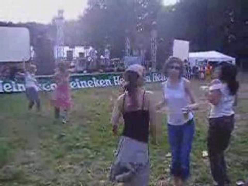 Les fesses dans l'herbe