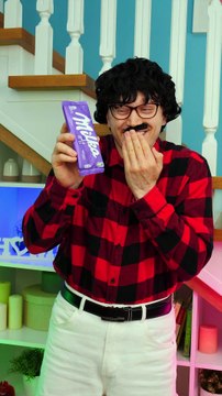 La fille n'était pas contente de l'argent, elle voulait une barre chocolatée 😂 #drôle