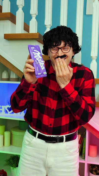 La fille n'était pas contente de l'argent, elle voulait une barre chocolatée 😂 #drôle