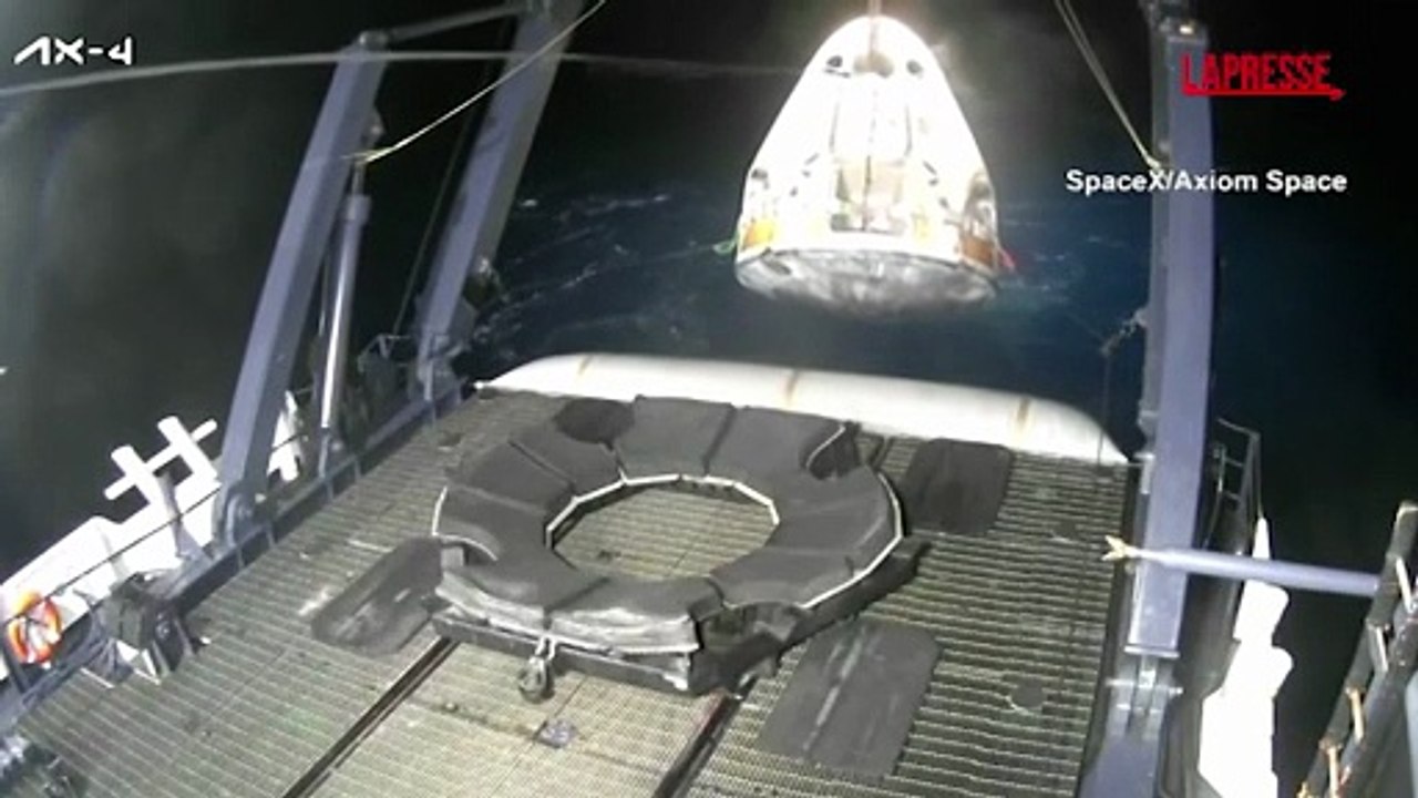 Astronauti tornano sulla Terra: l'ammaraggio nel Pacifico e l'uscita dalla capsula di Space X