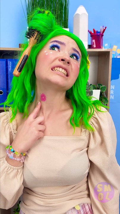 Une fille a caché du rouge à lèvres sous un pansement pour en mettre discrètement en classe