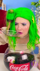 Elle a beaucoup de mal à boire 🤣 #drôle #nourriture #smol