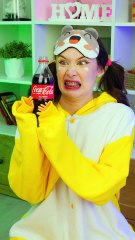 Quand tu pensais que personne ne remarquerait que tu essuyais quelque chose avec ta chaussette 😂