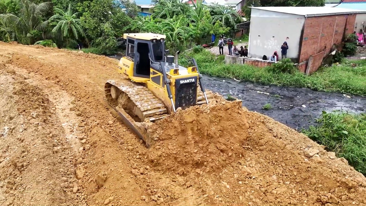 Excellent Landfill Task! New update!! New Road by SHANTUI Dozer And Dump Truck 25.5Ton Unloading