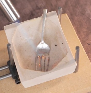 Amazing Crafts That Turn Everyday Cutlery into Masterpieces 🛠️✨