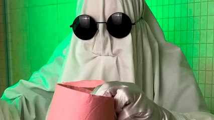 Ce FLAMANT ROSE EN JOUET doit aller aux TOILETTES ! par Kitty Bites