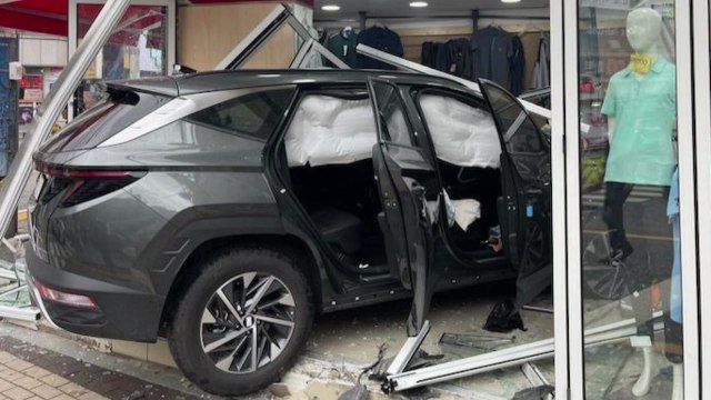 경기 광주에서 좌회전 차량, 상가로 돌진...5명 다쳐 / YTN