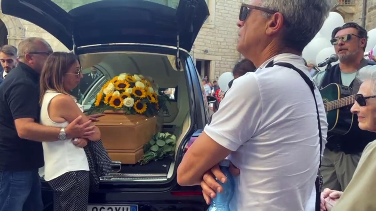 L'addio a Gaia Costa, lo struggente canto di S?leandro davanti alla bara