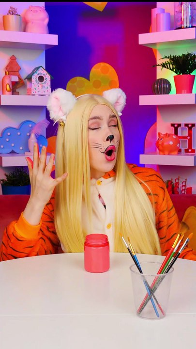 Papa a fabriqué des peintures comestibles pour sa fille afin qu'elle puisse les manger en toute