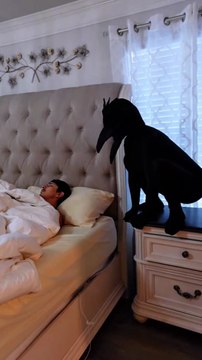 صحيت لقيت كائن غريب 😱 Wake Up Horror Prank! #ScaryPrank #WakeUpPrank