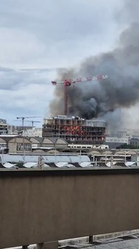 🇫🇷🔥 FLASH – Violent incendie près de la Gare de Lyon à Paris Un immeuble de 8 étages est en proie aux flammes ce soir, à proximité de la Gare de Lyon 🚒🔥 Le feu est toujours actif et mobilise d'importants moyens de secours.