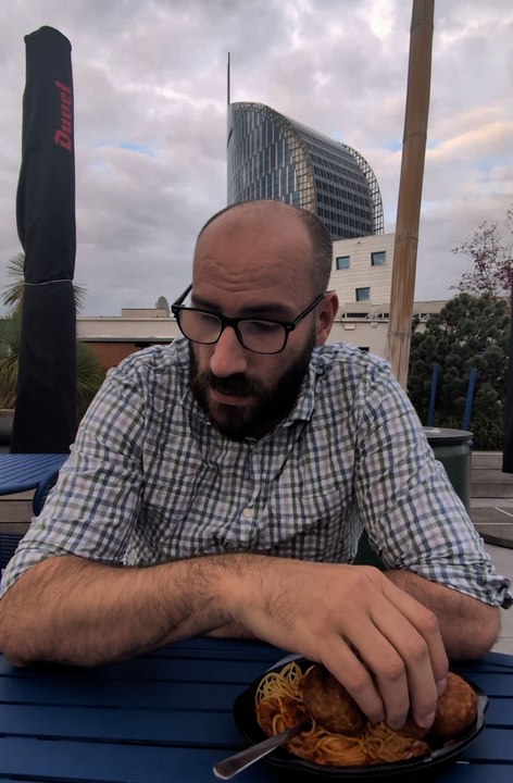 Je TEST une boule liégeoise !!! Ça tourne MAL (🤣😰)