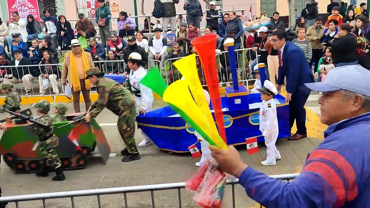 Desfiles escolar por 28 de julio en la Alameda de los Descalzos 2025