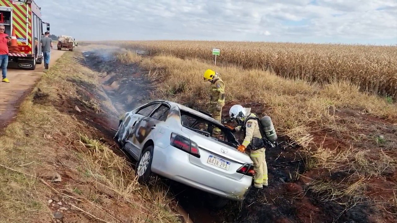 Carro fica completamente destruído em incêndio na BR-163, em Cascavel