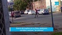 Guerra de trapitos en La Plata: piedrazos, corridas y vecinos 