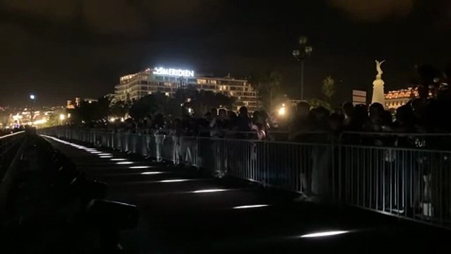 « À nos 86 anges ». La mairie de Nice a lancé 86 faisceaux de lumière dans le ciel, hier, en hommage aux victimes de l’attentat en 2016.