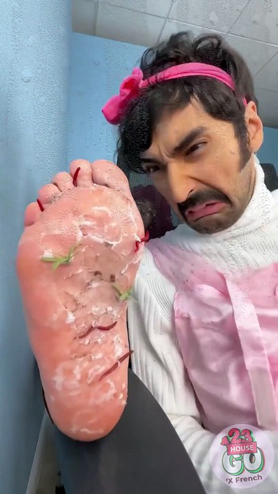 Il a aidé son ami à se débarrasser des pieds malodorants ! 🦶🧼😅 #ami #relooking