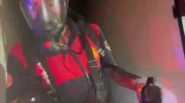 Şanlıurfa’nın Haliliye ilçesinde bir apartman dairesinde çıkan yangın paniğe yol açtı. Yangında 1’i çocuk olmak üzere 3 kişi dumandan etkilenerek hastaneye kaldırıldı.