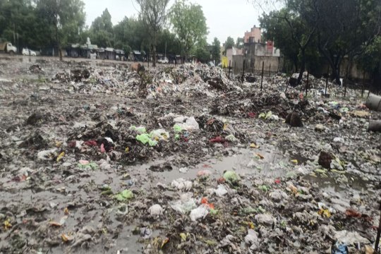 swm news: सब्जी मण्डी के पास सड़ रहा कचरा, बीमारियों को दे रहा न्योता